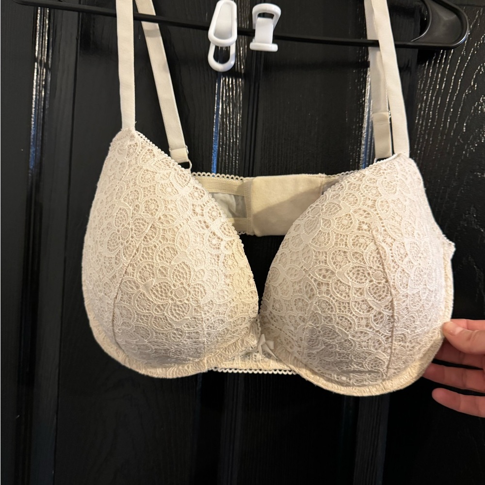VS lightly padded lace bra in size 38 DD with underwire and hook back closure.